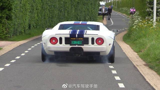 离开一辆车的超级跑车相遇的声音太大了!福特GT