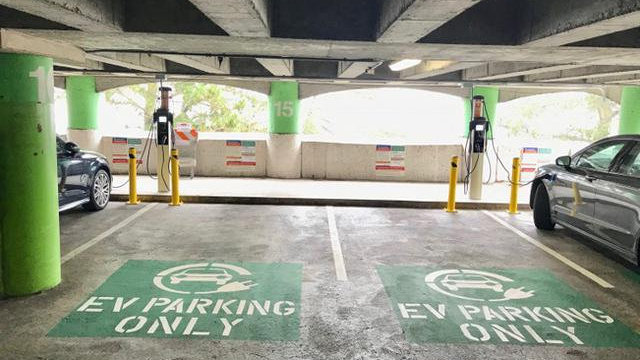 燃油车找不到车位，看到电车位该停进去还是空着？