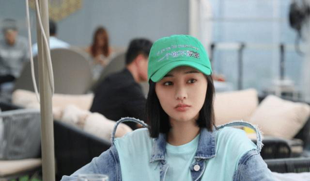 郑爽新剧发布会穿着随意,看到旁边同框女星后