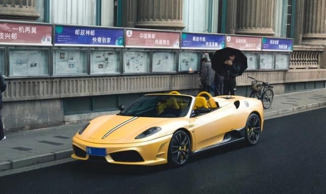 上海仅2辆的敞篷法拉利,价值600万,停路边淋雨,车内有铭牌!