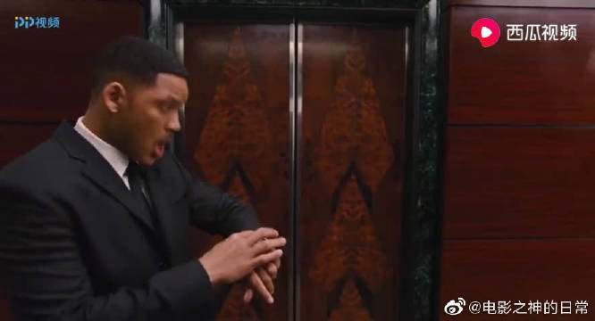 J特工回到过去，轻而易举的就得到了一辆跑车，方法太秀了