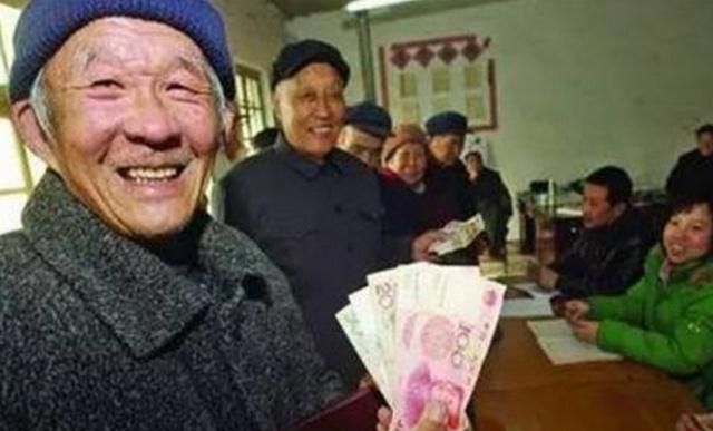 2019年，60周岁的农村老人，养老金每月能领多少？到底怎么领？