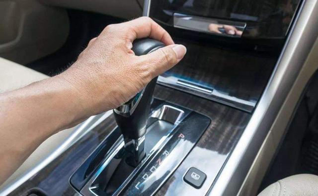 等红灯时，为什么说一定要挂空挡?