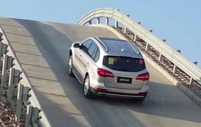 手动挡半坡起步,先松离合还是先踩油门?原来大多数人都弄错了