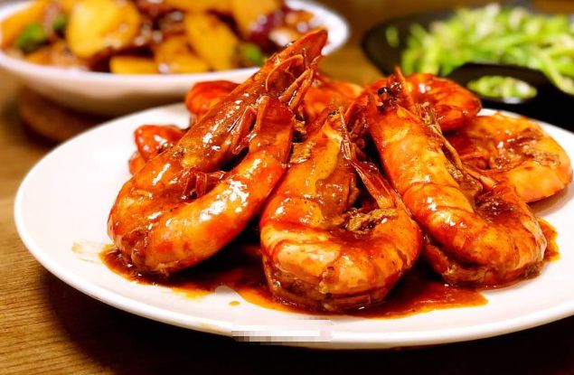 红焖大虾的正宗做法，3个窍门很重要，可跟饭店一比高低