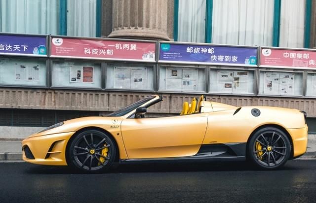 上海仅2辆的敞篷法拉利,价值600万,停路边淋雨,车内有铭牌!