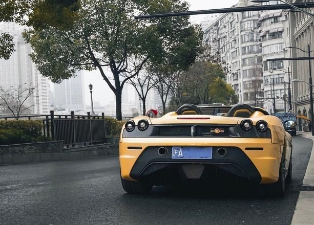 上海仅2辆的敞篷法拉利,价值600万,停路边淋雨,车内有铭牌!