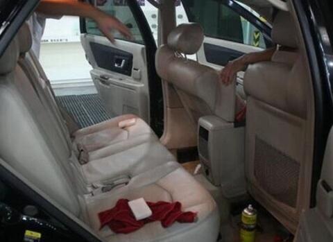 车内太脏，别再用毛巾擦了，修车师傅教你一招，让你天天开新车