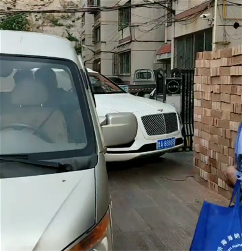 最“贵”宾利SUV现济南,车价398万,单单车牌就值180万