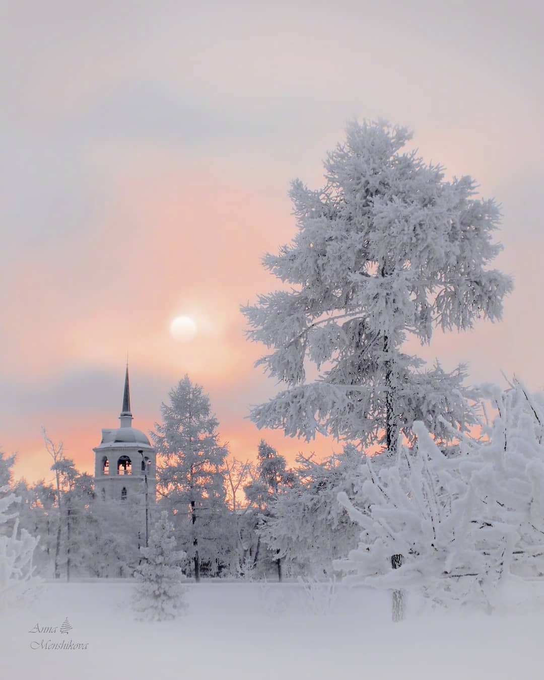 俄罗斯的黄昏雪景,白色雪被涂上了橘粉色