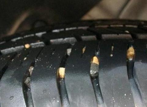 还在用钥匙抠轮胎里的石子这个小工具轻松省力不伤胎