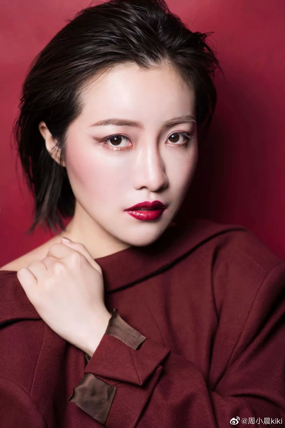 绛红色最吸引人的地方莫过于是那一抹浓郁和冷艳