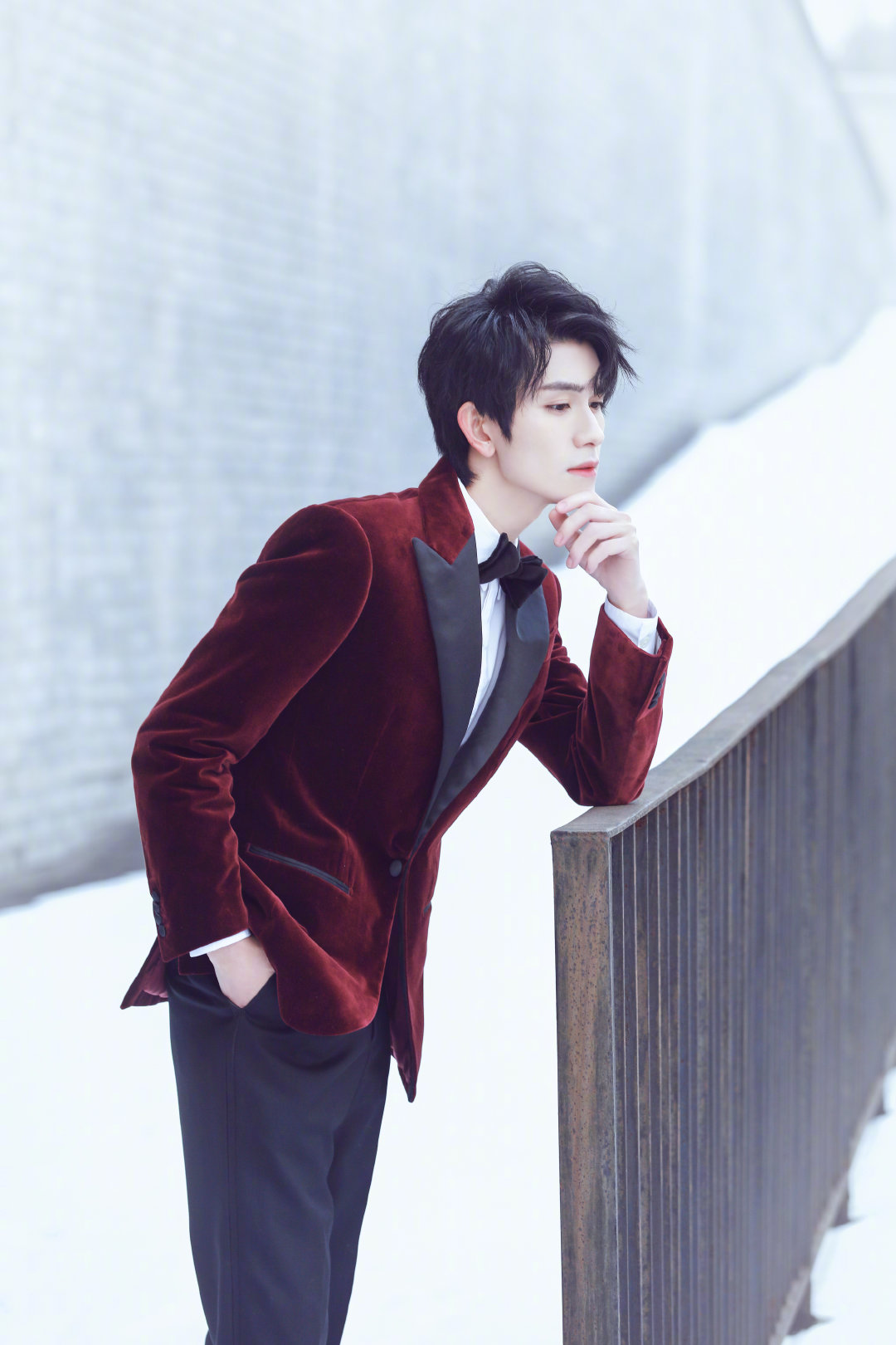 朱赞锦在绿洲晒出雪地写真,红色丝绒西装帅气温润,雪景中分外抢镜