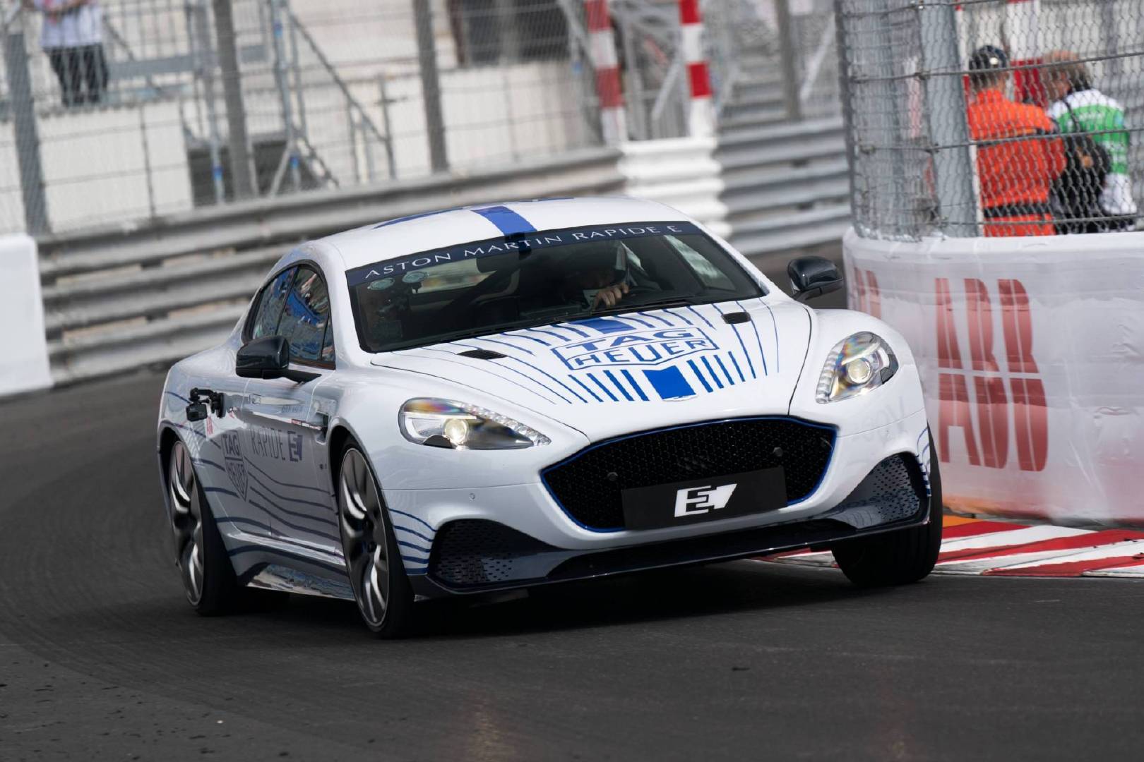 V12竟被电机取代?续航320KM,604马力,950牛·米,限量155台!