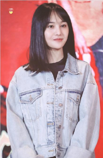 郑爽新剧发布会穿着随意,看到旁边同框女星后