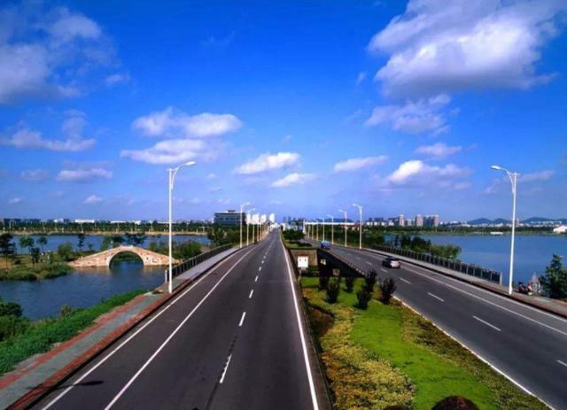 驾驶证不满一年,一个人上高速被交警拦住会怎么处罚?