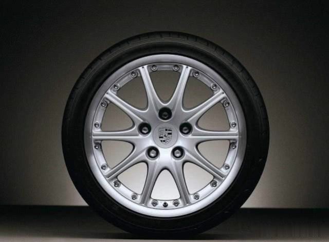 汽车轮胎的寿命是多久？跑多长时间换轮胎最合适？