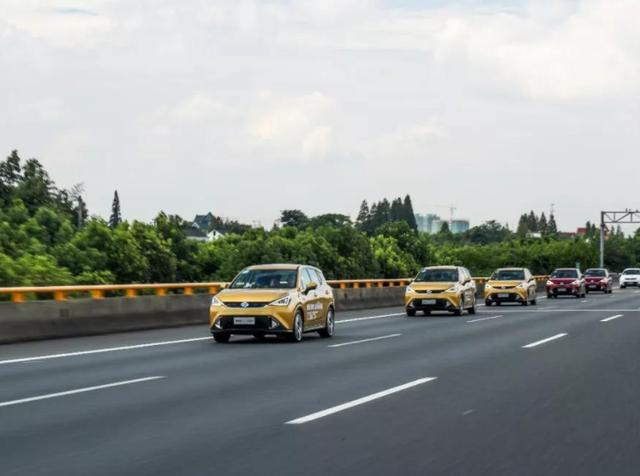 驾驶证不满一年,一个人上高速被交警拦住会怎么处罚?