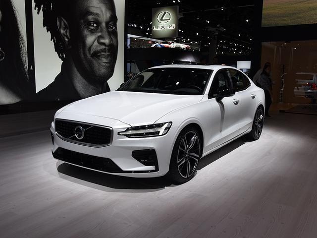 能让C级、3系坐不住？2.0T压榨320马力，标配8AT，它总算是来了