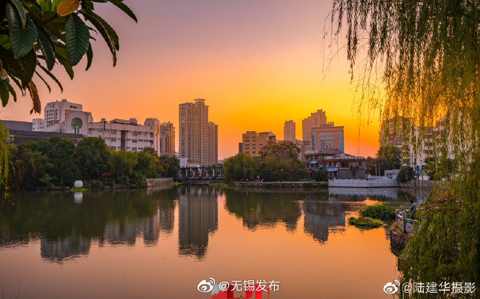 江苏无锡古运河,与城市相互依存.秋日里的运河水