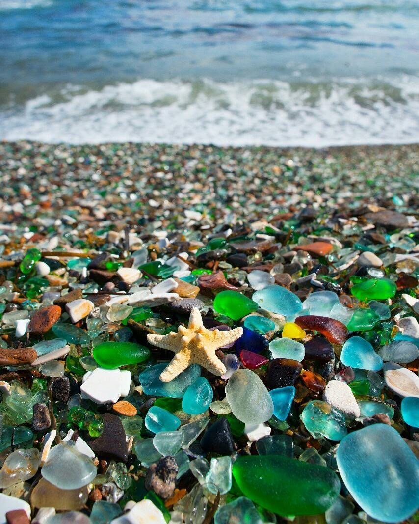 美国加州布拉格堡的五彩玻璃海滩