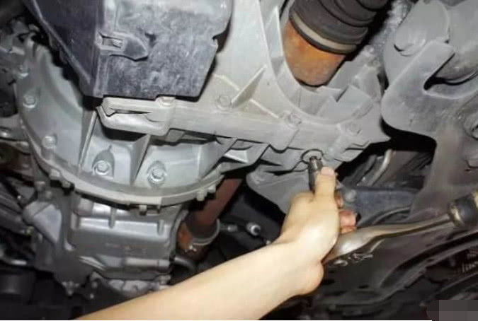 变速箱油几公里更换最好？维修工：不想报废，别超这个数