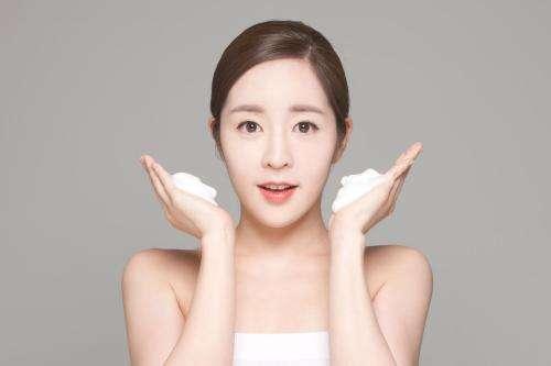 聪明女人从不用买贵重的化妆品,每晚睡前擦