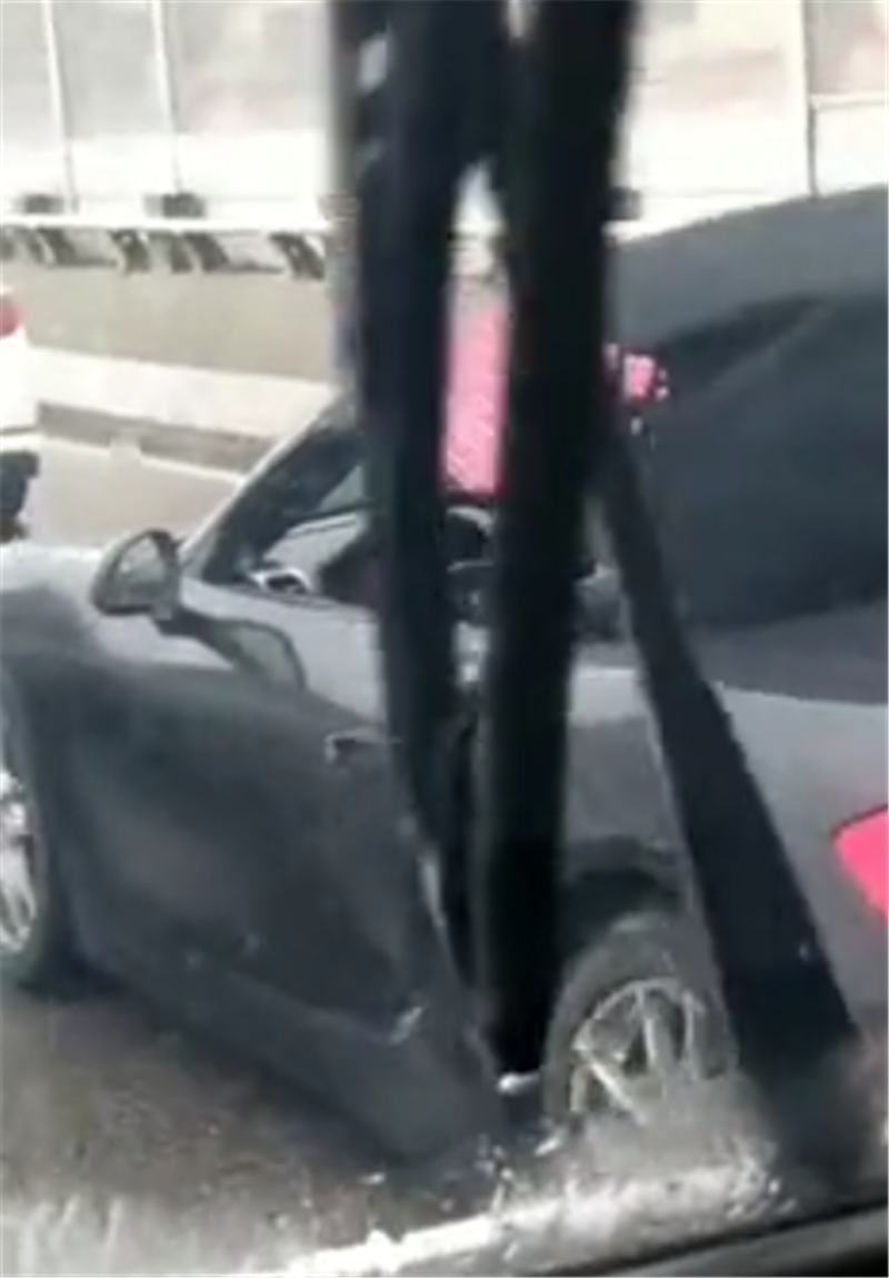 70万保时捷现高架,雨天关篷不及时,车主只能用伞挡雨,画面吸睛