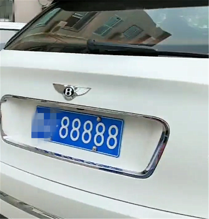 最“贵”宾利SUV现济南,车价398万,单单车牌就值180万