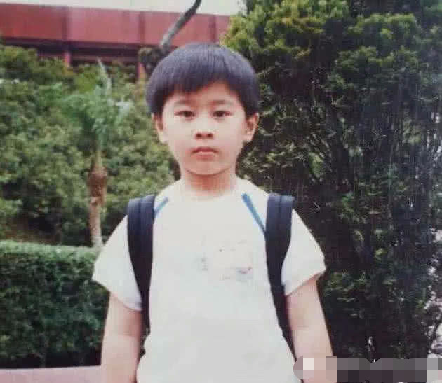 卢本伟也有颜值巅峰?直到看到他小时候的照片,网友:可惜了