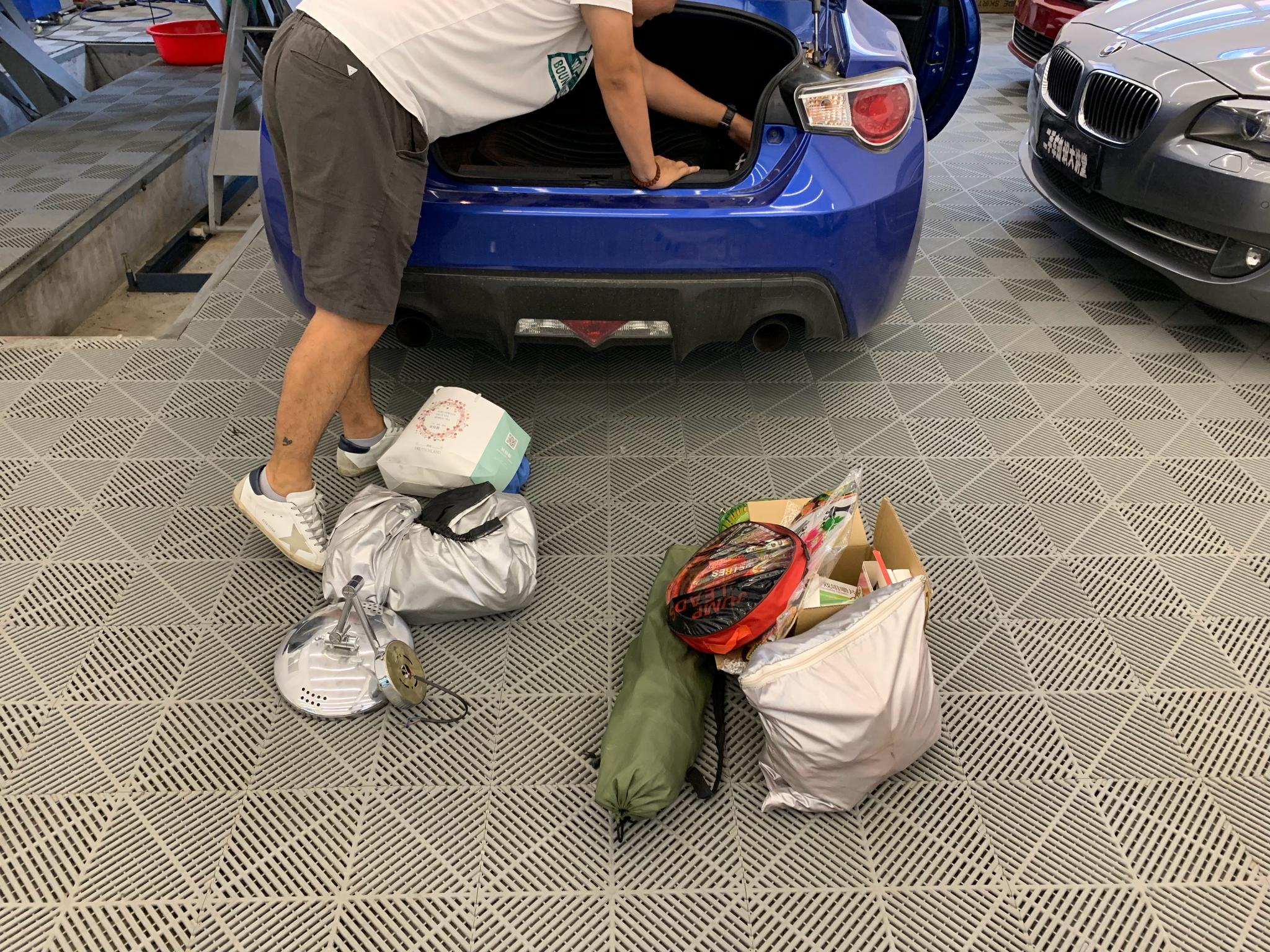 别的BRZ车主,都在绞尽脑汁想着如何减重,比如把备胎取下
