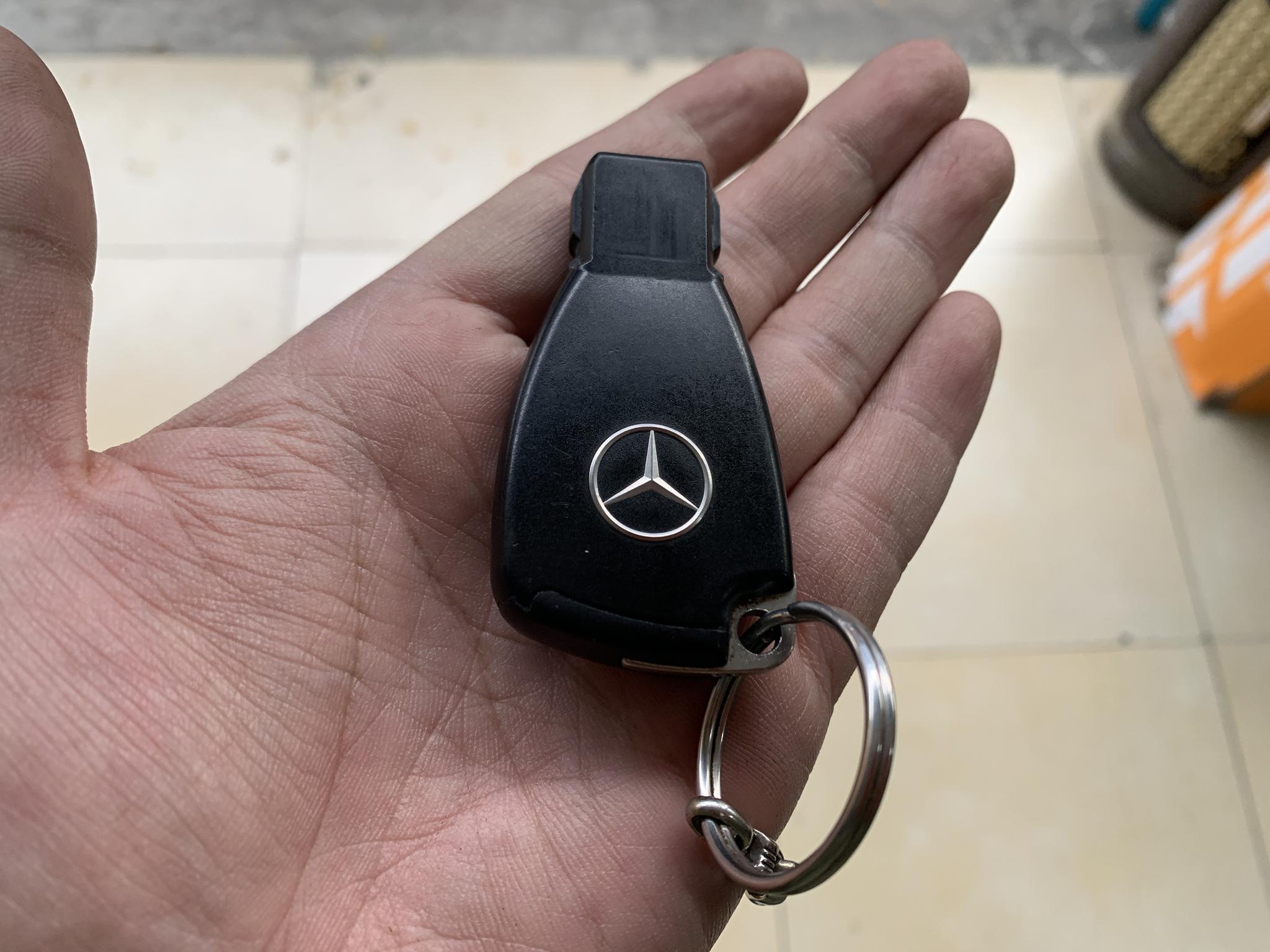 今天恰好在弄E46的灯,抽空去把ML350的钥匙换成了新款造型