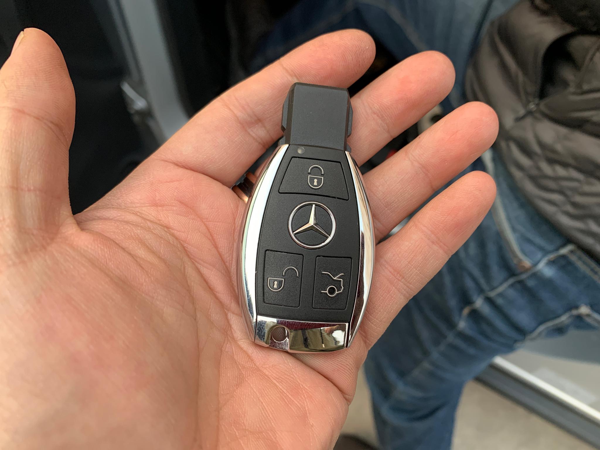 今天恰好在弄E46的灯,抽空去把ML350的钥匙换成了新款造型