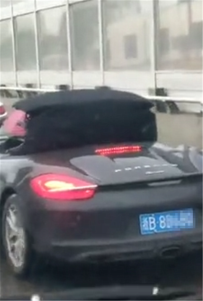 70万保时捷现高架,雨天关篷不及时,车主只能用伞挡雨,画面吸睛