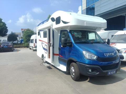 买辆依维柯c型房车，自动挡c驾照就能开，环游世界就靠它了