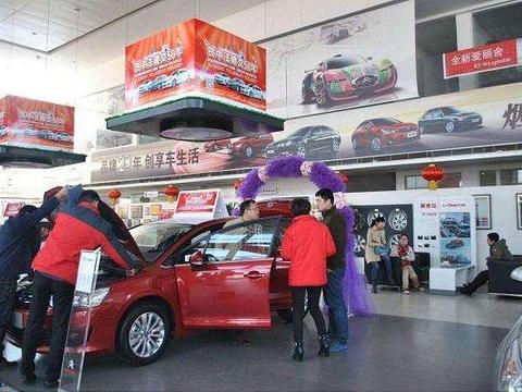 国内汽车市场遭遇大冷场!为啥都卖不动了?专家:年轻人没钱啊!