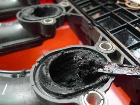 汽车抖动严重？别再换机油了，十有八九是发动机积碳“惹的祸”！
