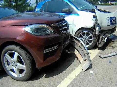 车停在路边被撞，先找报警还是先找保险？搞错顺序，一毛钱都没有