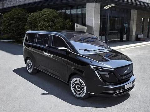 国产纯电动MPV亮相，内饰豪华显科技感，采用对开门设计更霸气