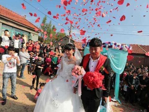 结婚的钱全部买车，不到一年就后悔，农村年轻人：价格再低都不买