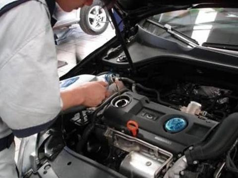 选用全合成机油后，就能1万公里后才换？老师傅：车子等着大修吧