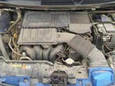 发动机灰尘用毛巾擦？驾车16年老司机：用这一土方法，灰尘跑光