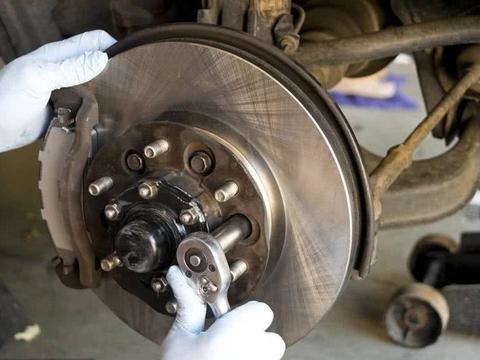 刹车不好太危险，保养别省那点钱，否则后果很严重！