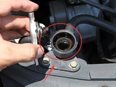 车开7年才知道：发动机定期清理这个孔，降油耗马力足,车车适用