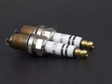 开车时，有出现这3种信号，劝你及时更换火花塞，不然吃亏的是你