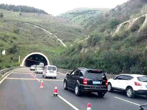 开车太快会伤车资深维修工反驳开慢车才会加重发动机负担！