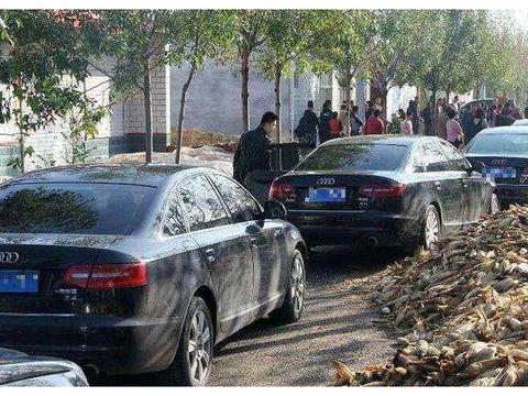 现在过年回老家，家门口成车展，奔驰还不算有档次？