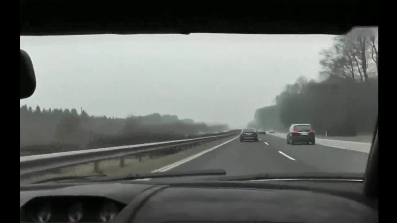 两跑车在路上相遇，一场恶战不可避免