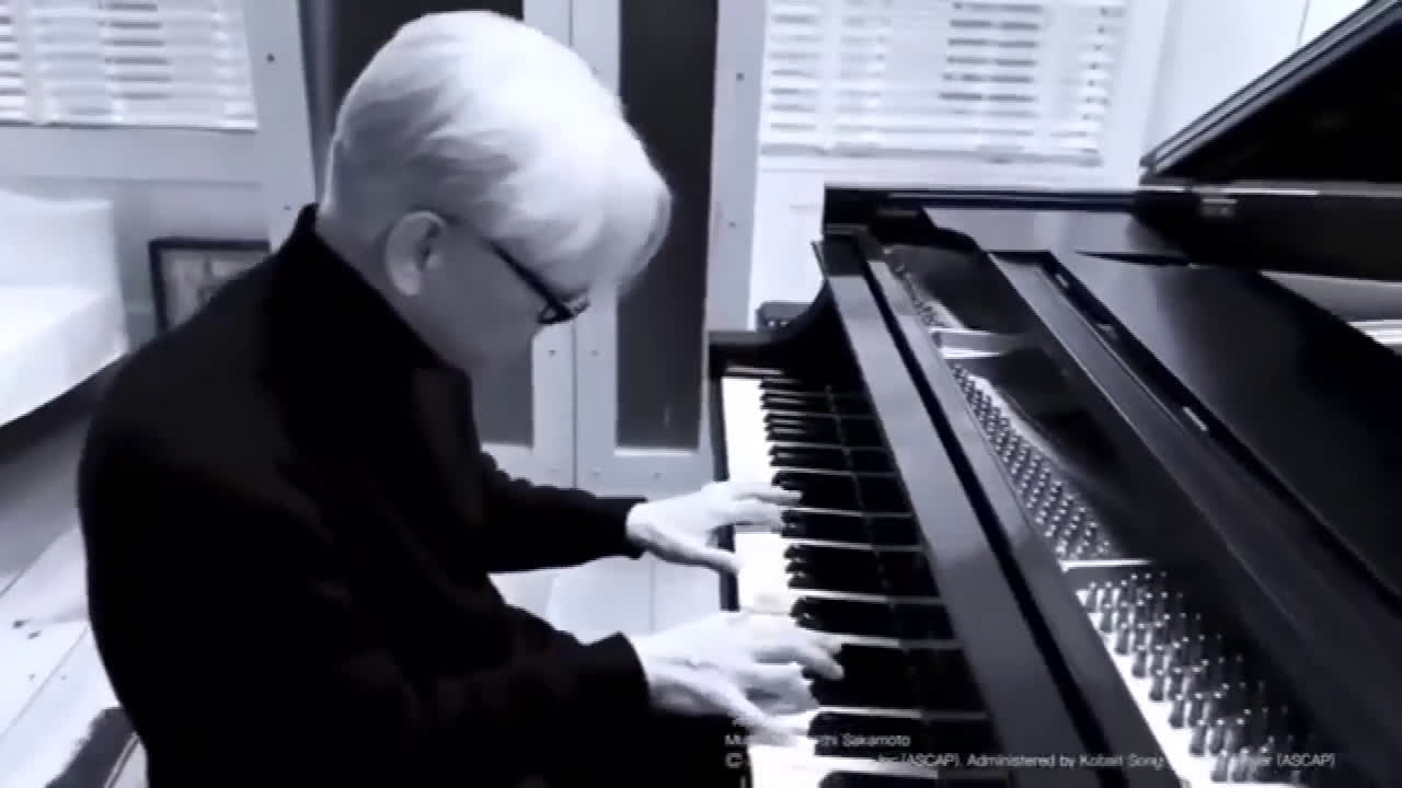 坂本龙一为疫情阴影中的人们演奏《aqua》