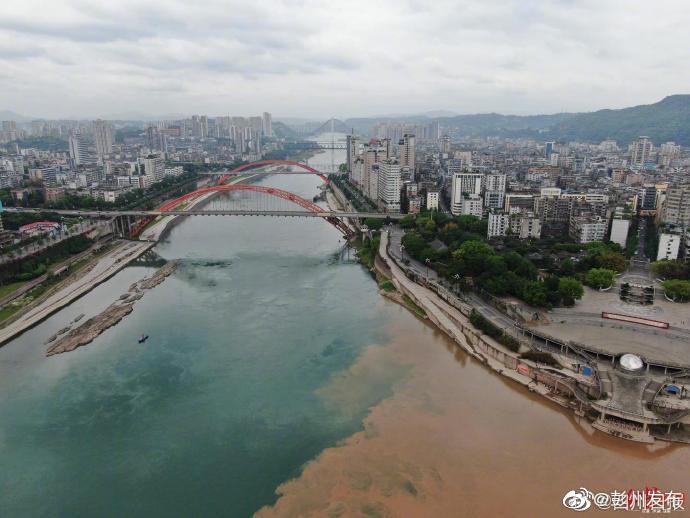 四川宜宾长江暴雨后现"金岷分明"奇观